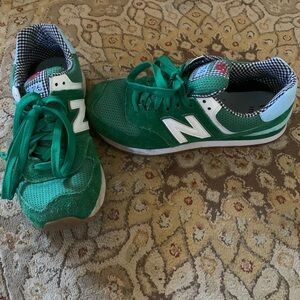 Like new New Balance green shoes size 6.5